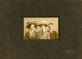300-0030 Overige foto's van leden van de familie Van Nispen, tak Sevenaer c.a., deels voorzien van de namen van de ...