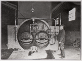 5.01-0004 Blik in het ketelhuis van stoomblekerij De Kolk in Amersfoort, 1920-1930