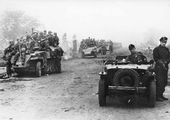 66-0001 Foto van soldaten bij tanks, ca. 1940-1945