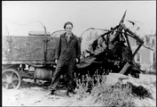 66-0006 Foto van een man bij een kar, ca. 1940-1945