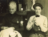 249-0002 Mathilde Eléonore van Riel en haar dochter Constance Eléonore van Mansvelt, ca. 1915