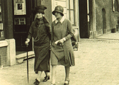 249-0004 Constance Eléonore van Mansvelt en jkvr. Eleonore Agatha Beelaerts van Blokland op Buitenhof te Den Haag, ca. 1925