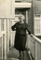 55-0013 Johanna Marie Bernardine Lubbers op het balkon van haar appartement, ca. 1950