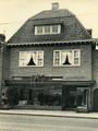 213 Een winkel- en woonhuis, 1932