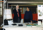 102 Kraam van de Stichting Werkgroep Kadastrale Atlas Gelderland bij de Cultuurmarkt 'Oostenwind' te Didam, 09-10-1999