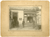 11 Foto van de drukkerij met de directeuren en werknemers, 1906-1914