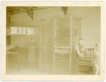 13-0009 Gedrukte vellen liggen te drogen in een kast en aan de waslijn, 1900-1940