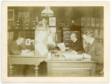 13-0010 Werknemers aan het werk aan bureaus, 1900-1940