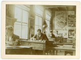 13-0012 Ontwerpers aan het werk in de tekenkamer, met aan de muur veel oude ontwerpen, 1900-1940