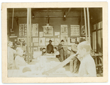 13-0013 Arbeiders, waaronder kinderen, aan het werk in drukkerij, 1900-1940