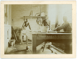 13-0014 Arbeiders, waaronder een kind, aan het werk in drukkerij, 1900-1940