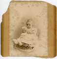 13-0020 Portret van een baby zittend op een stoel, waarschijnlijk Charles Ebeling, 1900-1905