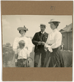 4-0067 Mary Cochius met haar zoon Marinus en rechts Adriaan en Anna de Raaijdt, 1907