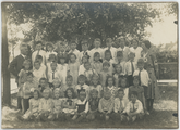 10-0026 Klassenfoto van de Groen van Prinstererschool met rechts mevrouw J.C. van Dam, 1930-1940
