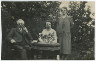 9-0011 W.A. van Dam sr. met zijn dochters J.C. van Dam en G.H. van Dam, 1930-1940