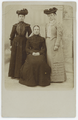 9-0014 Gerritje van Scharrenburg (1863-1926), echtgenote van W.A. van Dam senior, met dienstbode Geertje en oma Peelen, ...