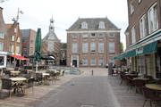 10016 stadspoort met rechts het Streekmuseum (voorzijde), 20-07-2010