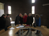 10038 binnenkant watertoren groep genodigden (personen) aan het Fabriekslaantje bij de Echteldsedijk, 12-12-2012
