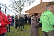 10393 publiek bij onthulling van het doek over de restauratie bij kasteelruine Nijenbeek, 07-03-2015
