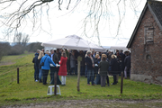 10396 publiek bij onthulling van het doek over de restauratie bij kasteelruine Nijenbeek, 07-03-2015