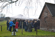 10397 publiek bij onthulling van het doek over de restauratie bij kasteelruine Nijenbeek, 07-03-2015
