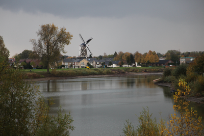10739 Molen De Wielewaal in landschap, 25-10-2009