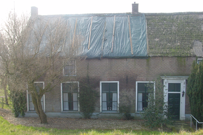 10762 boerderij aan de Waalbandijk met rieten dakbedekking voorzien van zeil, 11-03-2004