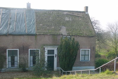 10763 boerderij aan de Waalbandijk met rieten dakbedekking voorzien van zeil, 11-03-2004