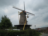 10795 molen Dreumel met rietgedekte kap, wieken worden geplaatst, 22-07-2009