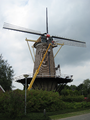 10796 molen Dreumel met rietgedekte kap, wieken worden geplaatst, 22-07-2009