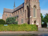 10815 voorzijde RK kerk Dreumel met op de voorgrond het bronzen H. HARTBEELD, 22-04-2003