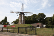 10978 ronde gemetselde beltmolen in straatbeeld van molen Schoonoord te Alverna, 21-09-2009