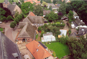 10990 luchtfoto van boerderij op de hoek van de Kerkstraat, bestaande uit een woongedeelte, evenwijdig aan de ...