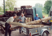 10993 personen tillen boomstammen op aanhangwagen, Batenburg, 17-10-2002