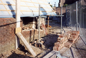 10996 opbouwen van bakstenen muurtje tijdens restauratie, Batenburg, 17-10-2002