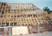 11001 houten staketsels van boerderij/schuur waarop nog riet moet worden gelegd, Batenburg, 17-10-2002