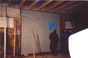 11002 nieuwe deuren van de stal (interieur) (personen), batenburg, 17-10-2002