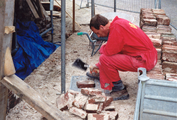11003 vakman bezig met bakstenen, Batenburg, 17-10-2002