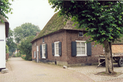 11004 boerderij voor de restauratie in oude staat, hoek Kloosterstraat Batenburg, 17-10-2002