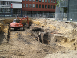 1104 restanten van oude vestingwerken tussen de Nieuwe Oeverstraat en de Oude Oeverstraat (dragline), 17-08-2011
