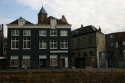 1105 zicht op gebouwen aan de (nu) Oude Oeverstraat, 31-08-2011