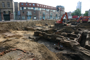 1114 restanten van oude vestingwerken (boog) tussen (nu) de Nieuwe Oeverstraat en de Oude Oeverstraat, 31-08-2011