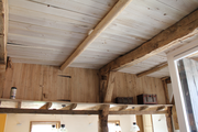 11213 nieuw balken/houten plafond in de stal/deel bij boerderij Wissink, 27-04-2010