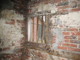 11368 bakstenen muur met raam van houten spijlen Korenspieker Ravenhorst, 04-11-2008