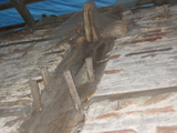 11376 houten ingemetselde balk met houten haken Korenspieker Ravenhorst, 04-11-2008