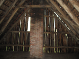 11380 interieur spieker Ravenhost met zicht op voorkant dak met houten beschotting (met kieren) schoorsteen in het ...
