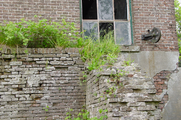 11790 afgebrokkeld deel van de gemetselde muur van Mansveldergemaal en katrol in muur gemaal Poederoyen, 12-05-2005