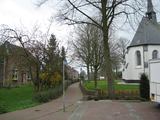 11809 woonhuis links nederlands Hervormde kerk rechts, 07-04-2009