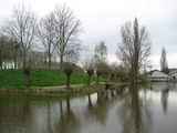 11819 achteraanzicht van Vluchtheuvel (naar ontwerp van ingenieur Jacobus van der Toorn) aan het water, 07-04-2009