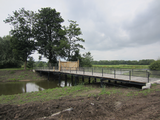 11853 zicht op gerestaureerde brug met hek bij de Batterij onder Poederoijen/fort, 17-07-2012